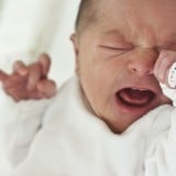 赤ちゃん 泣く 口 泣き顔 新生児