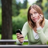 女性 疑問 クエスチョン 注意 びっくり 驚き 悩み スマホ 携帯電話 チェック 悩み