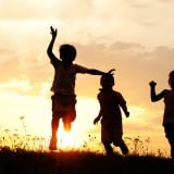 子供 元気 シルエット 夕日 夕暮れ 遊ぶ