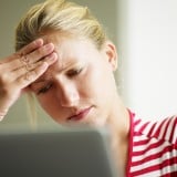 女性 悩む 困る 困惑 ネット 調べる 調査