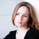 女性 不安 疑問 悩み 悲しみ 心配