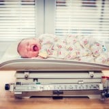 赤ちゃん 新生児 体重 泣く 測定 秤 体重計