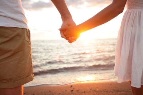 カップル 夫婦 愛情 手をつなぐ 海辺 夕日 恋愛