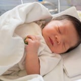 新生児 ケア ベッド 眠い 寝る 睡眠