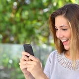 女性 調べる スマホ びっくり 疑問