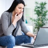 女性 驚く びっくり ネット 調べる 調査 ショック