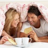 カップル 夫婦 ベッド 仲良し