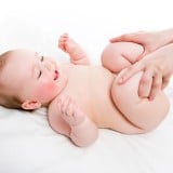赤ちゃん お尻 座薬 体操 裸