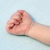 赤ちゃん 手 腕 新生児