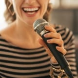 カラオケ ストレス解消 女性 元気 楽しい 歌 マイク