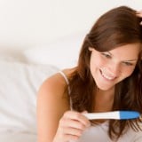 女性 妊娠検査薬 喜び 妊娠 うれしい ベッド
