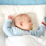 赤ちゃん 寝る 枕 布団 ベッド おしゃぶり