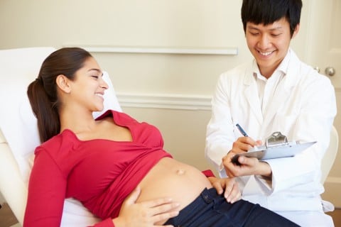 女性 妊婦 病院 医師 受診 入院