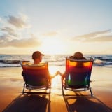男女 カップル 夫婦 海辺 太陽 夕日