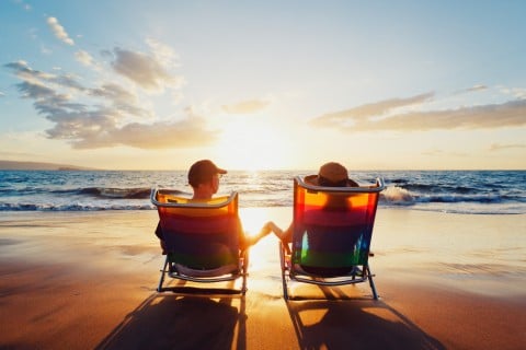 男女 カップル 夫婦 海辺 太陽 夕日