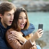 カップル 夫婦 楽しむ スマホ びっくり 驚き