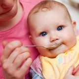 赤ちゃん 離乳食 食事 スプーン