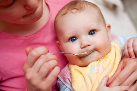 赤ちゃん 離乳食 食事 スプーン