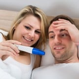 カップル 妊娠 検査薬 妊娠検査薬 ベッド 驚き