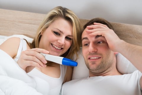 カップル 妊娠 検査薬 妊娠検査薬 ベッド 驚き