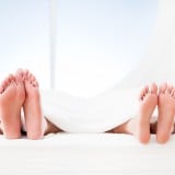 カップル 男女 足 ベッド