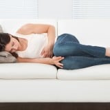 女性 ママ お腹 痛い 抱える 寝る 横になる
