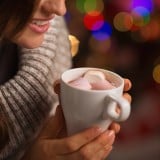リラックス 女性 カフェ コーヒー ホット 温める