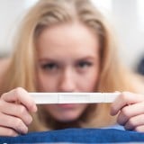 妊娠検査薬 排卵検査薬 検査薬 女性 ベッド