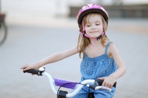 子供 自転車 ヘルメット 女の子 外遊び