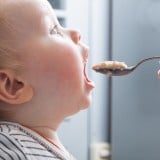 赤ちゃん 離乳食 食べる スプーン