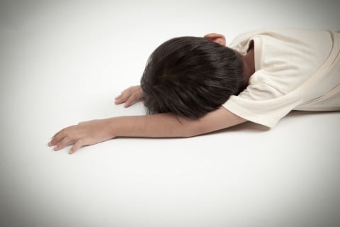 子供 転ぶ 寝る こける 転倒 ケガ 痛い