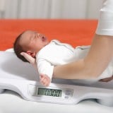 新生児 赤ちゃん 体重計 計る