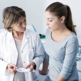 女性 医師 受診 診察 婦人科