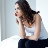 女性 不安 疑問 悩み ベッド