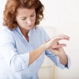 女性 手首 腱鞘炎 痛み