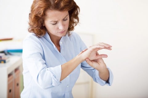 女性 手首 腱鞘炎 痛み
