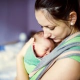 抱っこ ママ 新生児 泣く 夜泣き 寝ない
