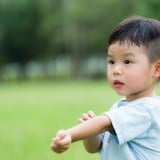 (アイキャッチ)子供 かゆい 皮膚 肌 かく