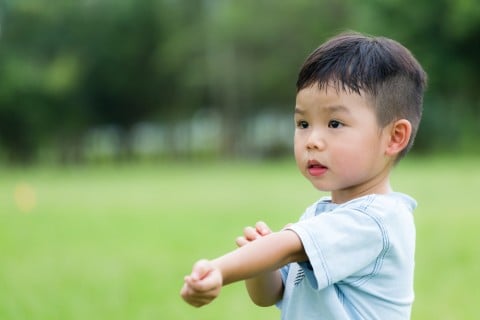 子供 かゆい 皮膚 肌 かく