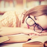 女性 だるい 眠い 図書館 本 メガネ