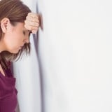 女性 憂うつ 心配 不安