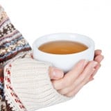 女性 カップ 飲み物 温かい 暖房