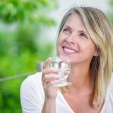 女性 更年期 シニア ミドルエイジ 飲む 薬 水 高齢