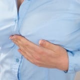 女性 胸 張り 乳房