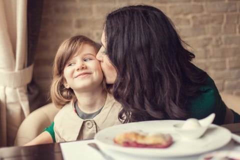 ママ 子供 お茶 キス 家族