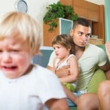 子供 男の子 わがまま 泣く 家族 兄弟 ケンカ パパ ママ