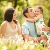 家族 ママ パパ 子供 女の子 キス