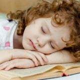 子供 睡眠 寝る 寝不足