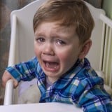 子供 夜泣き 泣く 叫ぶ 夜驚症 ベッド