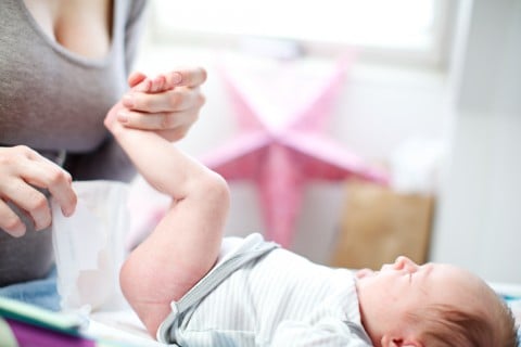 赤ちゃん 新生児 おむつ 替え 足